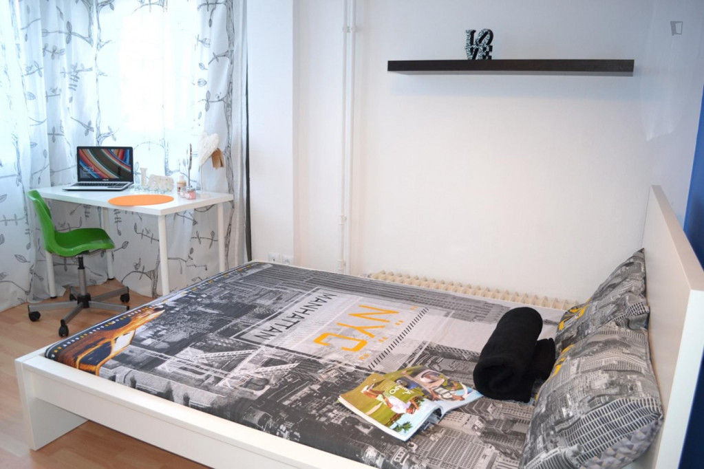 Modern Student Apartment with Central Heating and Wi-Fi near Colombia Metro Station - Madrid - chambre - ImmoJeune