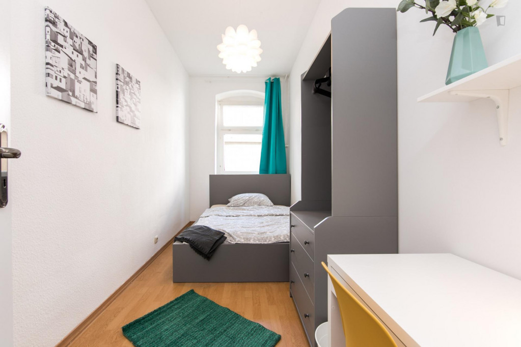 Modern double bedroom in a 4-bedroom apartment near Silberhornstraße metro station - Berlin - chambre - ImmoJeune