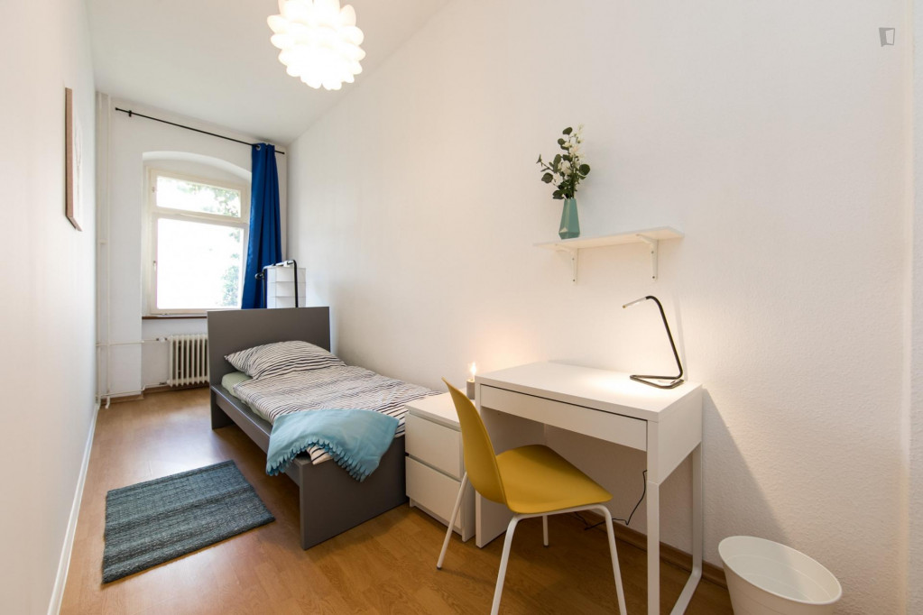 Cool single bedroom in a 4-bedroom apartment near Silberhornstraße metro station - Berlin - chambre - ImmoJeune