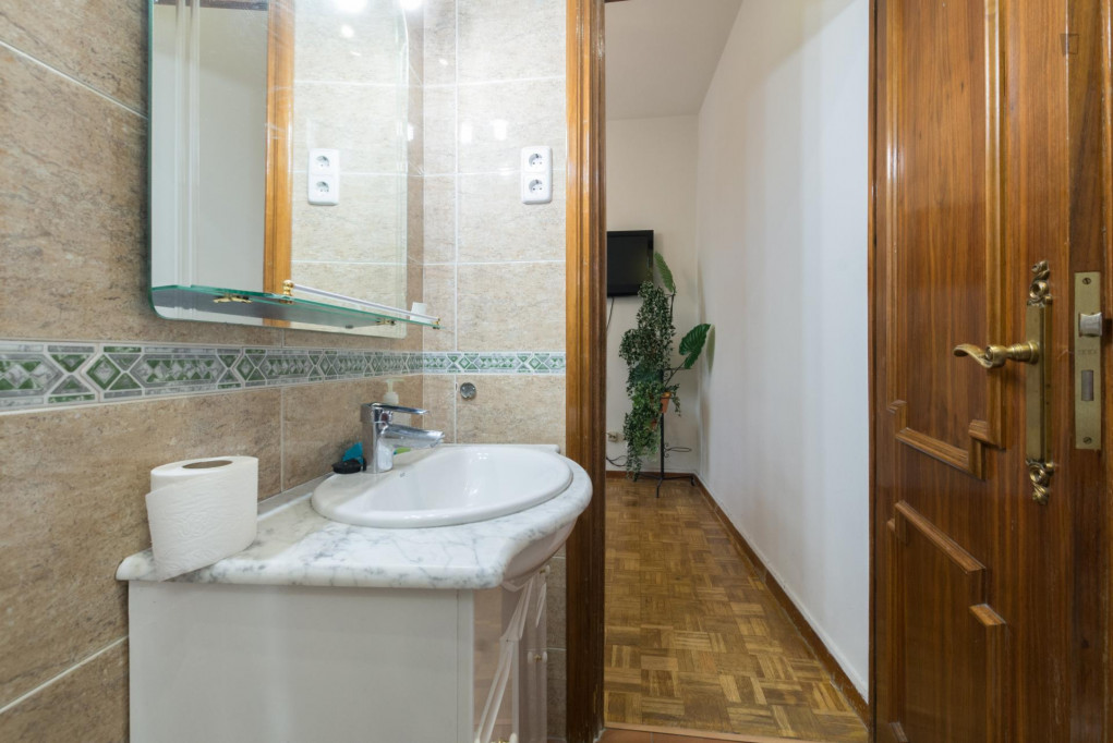 Very nice double bedroom near the Gran Vía metro