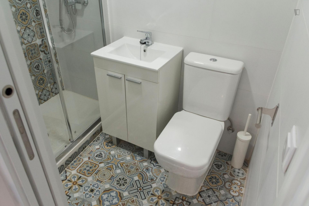 Wonderful double bedroom with a nice balcony, in Huertas-Cortes