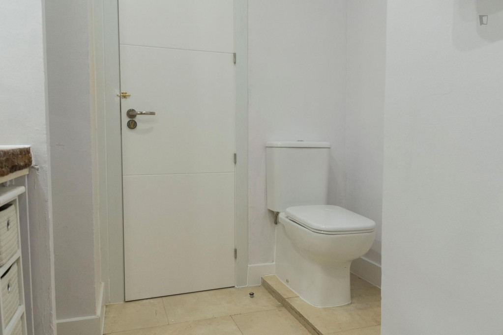 Wonderful double bedroom with a nice balcony, in Huertas-Cortes
