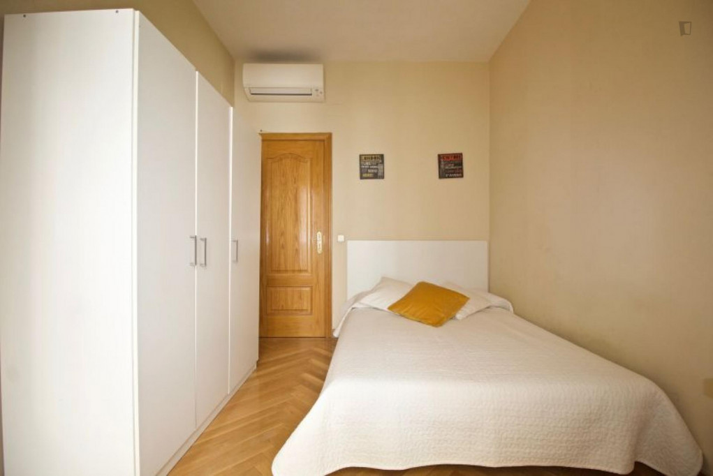 Great double bedroom with a balcony, near the Santo Domingo metro