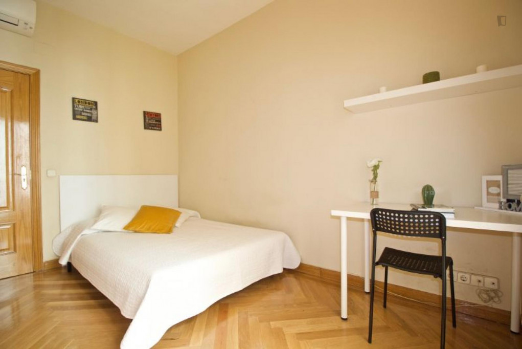 Great double bedroom with a balcony, near the Santo Domingo metro