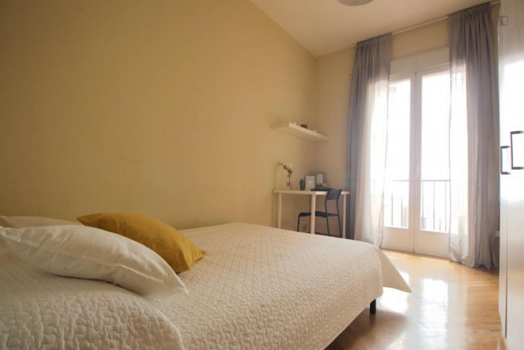 Great double bedroom with a balcony, near the Santo Domingo metro