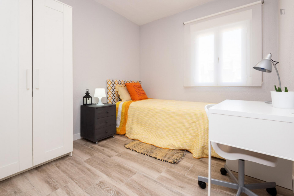 Charismatic single bedroom not too far from the Leganés train station - Madrid - chambre - ImmoJeune