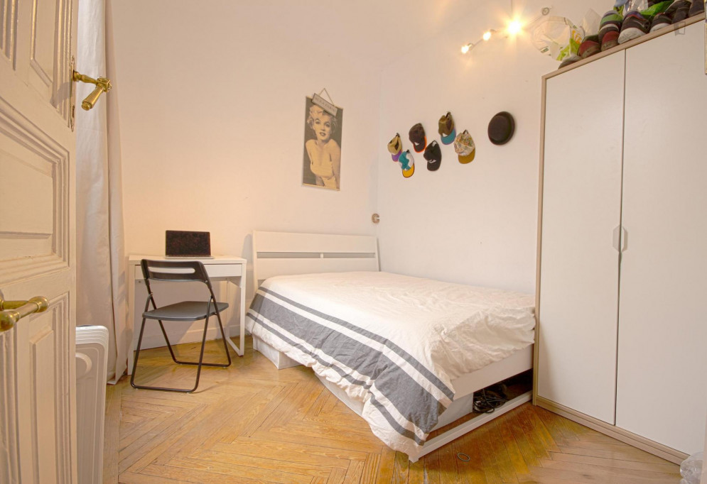 Double bedroom in 8-Bedroom apartment only feet away from Callao metro station - Madrid - chambre - ImmoJeune
