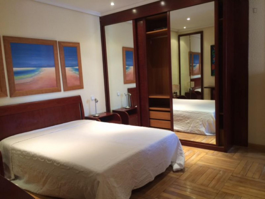 Student-friendly double bedroom in a student flat, in Gaztambide - Madrid - chambre - ImmoJeune