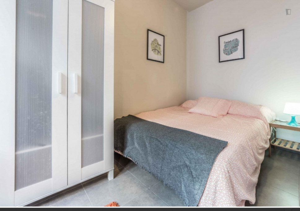 Awesome double bedroom in a 4-bedroom flat, in proximity to Universidad Europea de Valencia - Valence - chambre - ImmoJeune