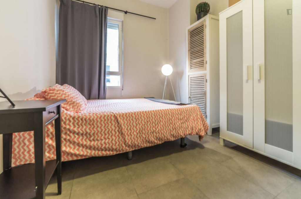 Enjoyable double bedroom near the Colón metro - Valence - chambre - ImmoJeune