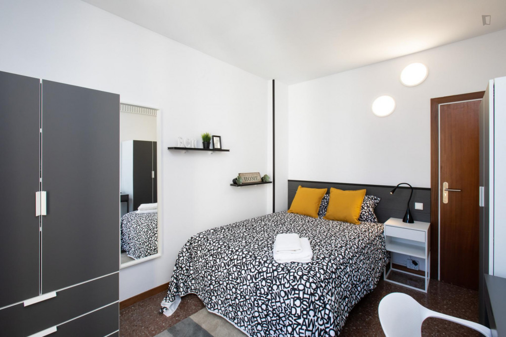 Double bedroom, with balcony, in 4-bedroom apartment - Barcelone - chambre - ImmoJeune