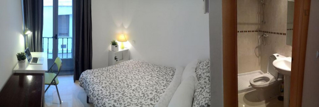 Fresh and welcoming double ensuite bedroom next to Plaza Mayor - Madrid - chambre - ImmoJeune