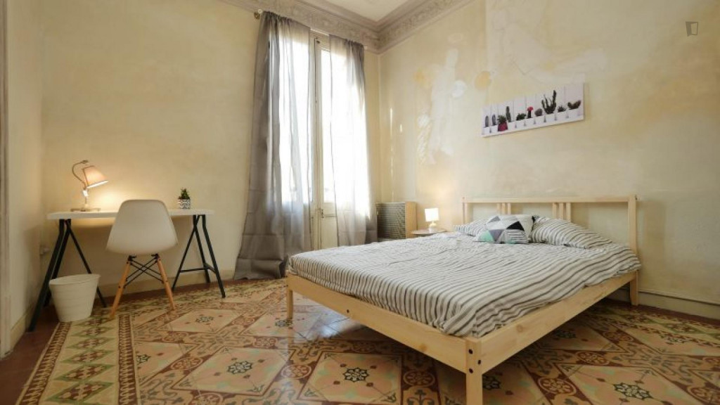 Double bedroom, with balcony, in 5-bedroom apartment - Barcelone - chambre - ImmoJeune