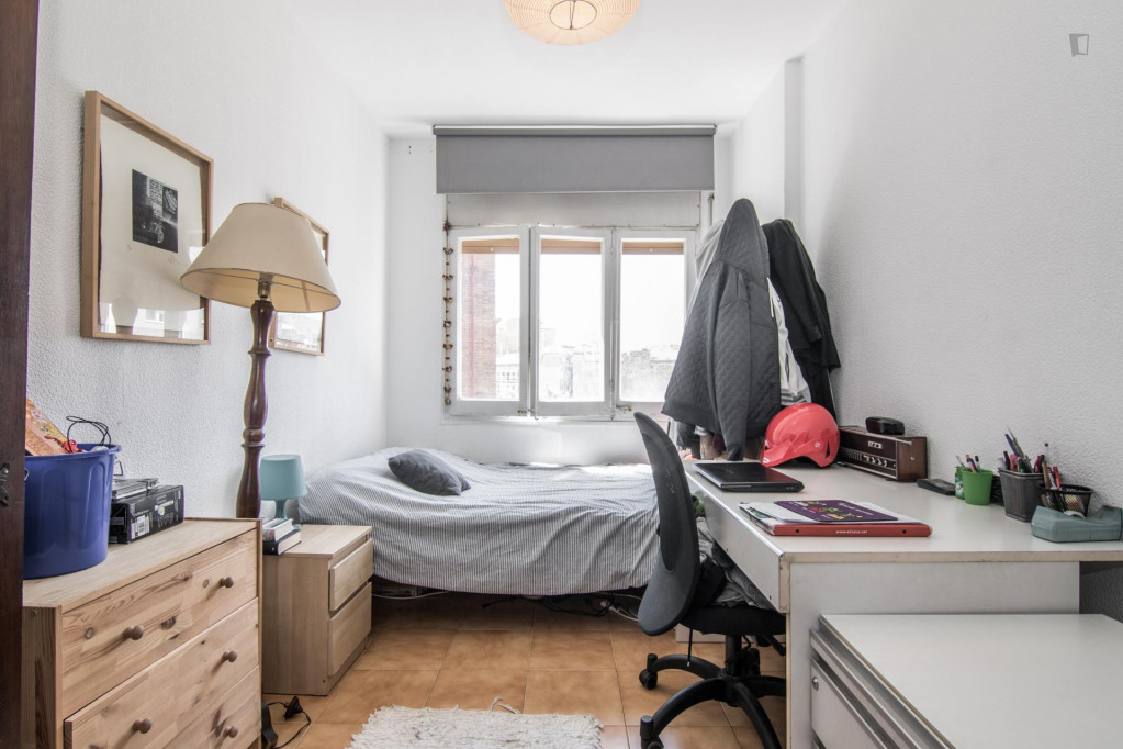 Bright Room with City Views in Flat with Big Shared Balcony BILLS INCLUDED - Barcelone - chambre - ImmoJeune