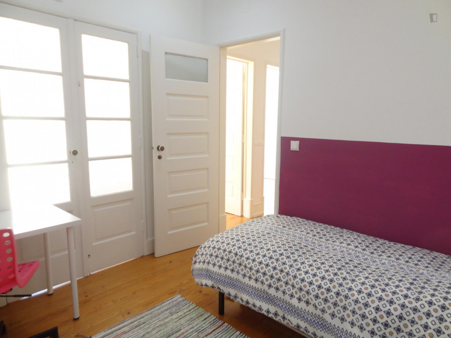 Charismatic single bedroom near the Sete Rios train station - Lisbonne - chambre - ImmoJeune