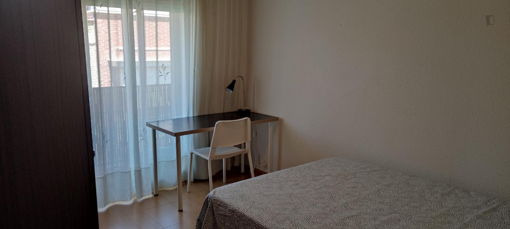 Very nice double bedroom with a balcony, near the Lucero metro - Madrid - chambre - ImmoJeune