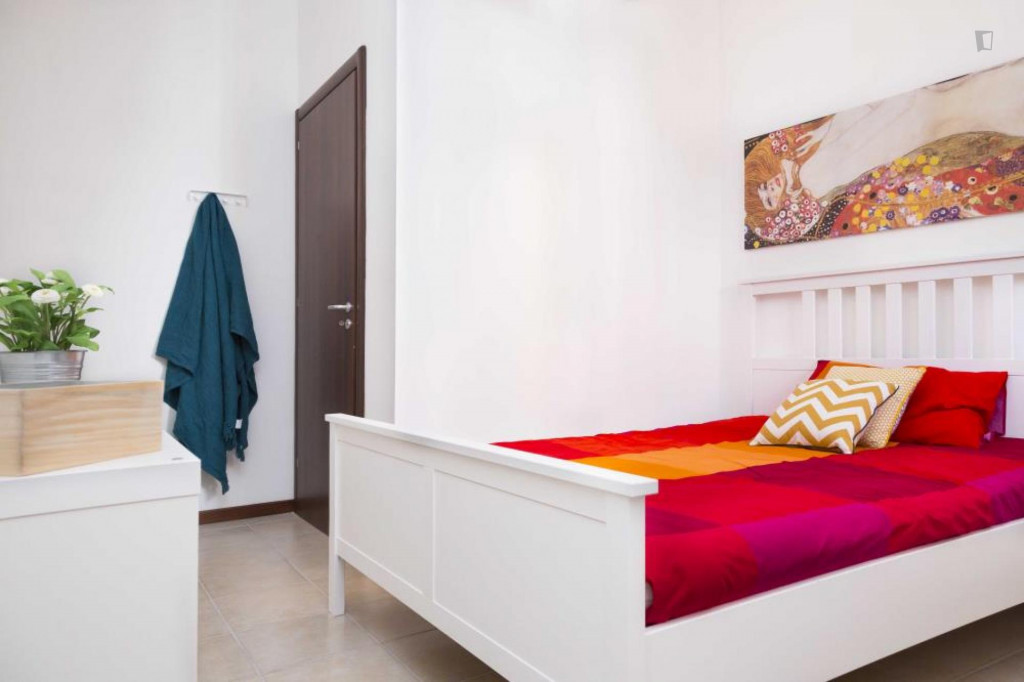 Nice double bedroom in a 4-bedroom apartment near Parco delle farfalle - Bologne - chambre - ImmoJeune