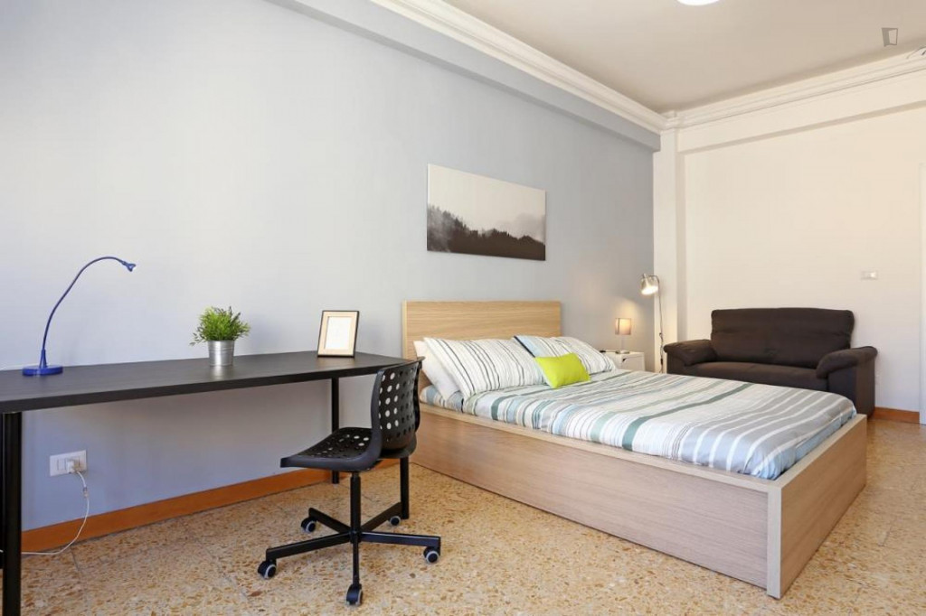 Lovely double bedroom in a 5-bedroom apartment near Gemelli train station - Rome - chambre - ImmoJeune
