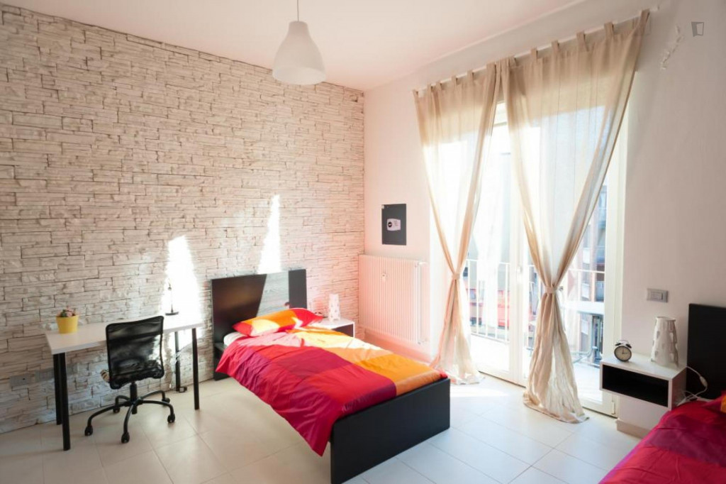Alluring twin bedroom in a 5-bedroom apartment near Bologna Centrale train station - Bologne - chambre - ImmoJeune