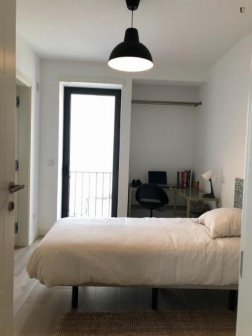 Single bedroom with private WC and balcony, subway and buses nearby in Benfica - Lisbonne - chambre - ImmoJeune
