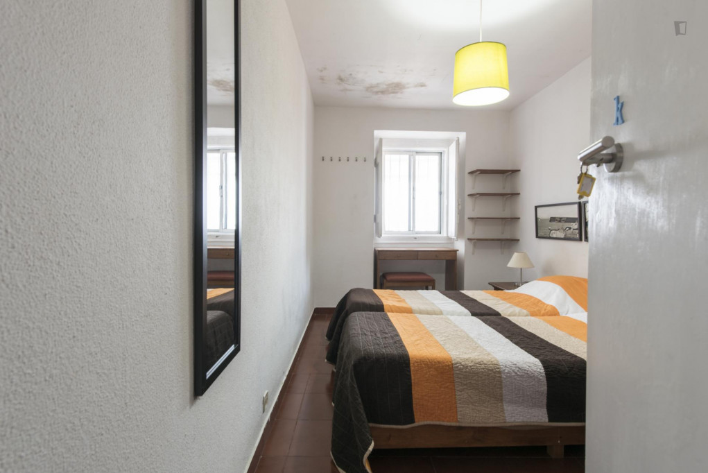Comfy double bedroom near Jardim da Estrela - Lisbonne - chambre - ImmoJeune