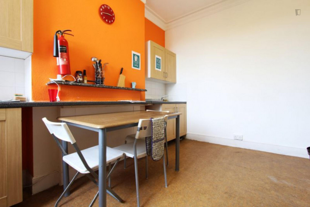 Cosy bedroom in 9-bedroom flat near Kilburn metro station
