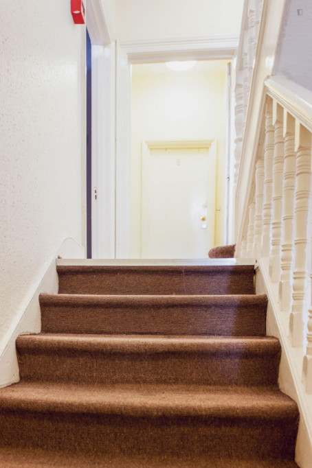 Cosy bedroom in 9-bedroom flat near Kilburn metro station