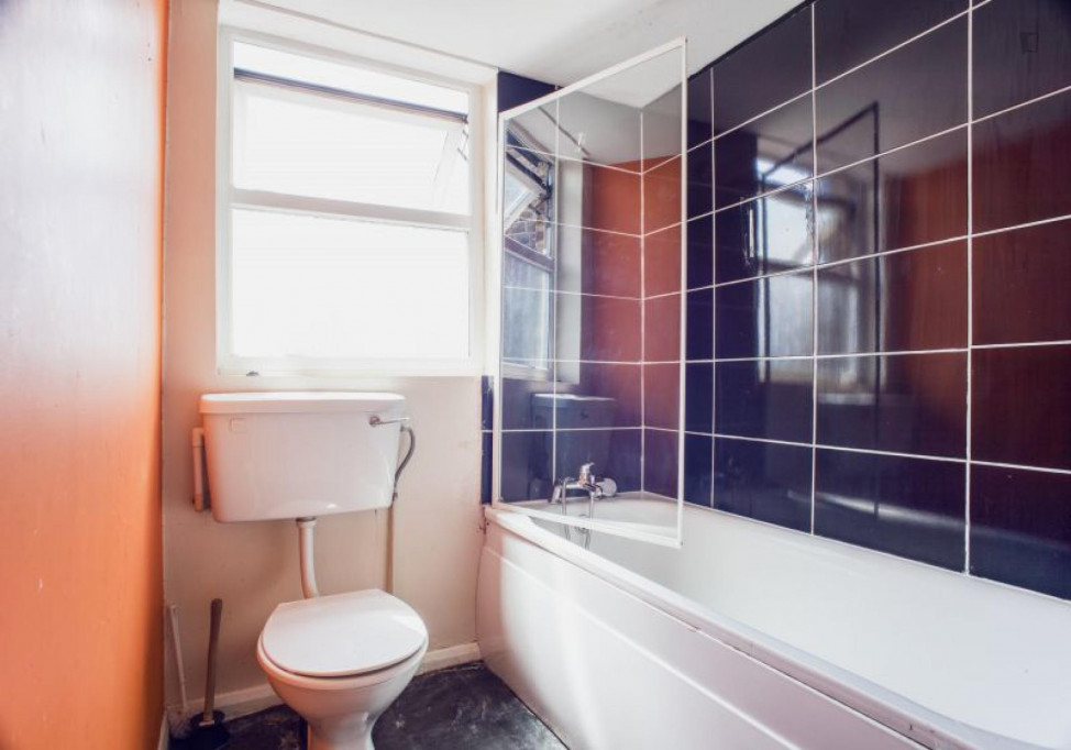 Cosy bedroom in 9-bedroom flat near Kilburn metro station