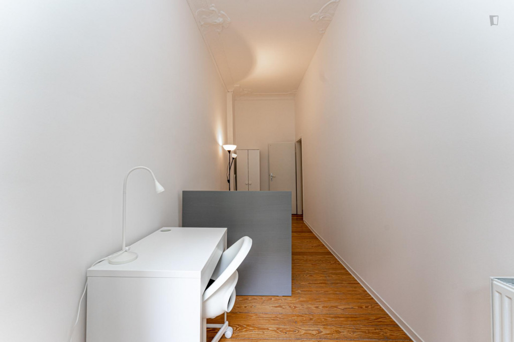 Charming single bedroom in a 3-bedroom apartment near Warschauer Straße transport station - Berlin - chambre - ImmoJeune