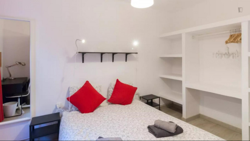 Bright double bedroom in a 3-bedroom apartment near Santa Eulàlia metro station - Barcelone - chambre - ImmoJeune
