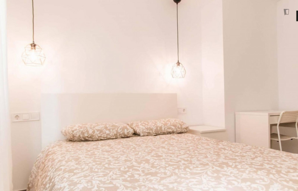 Bright double ensuite bedroom in 4-bedroom flat in Marítim - Serrería Metro - Valence - chambre - ImmoJeune