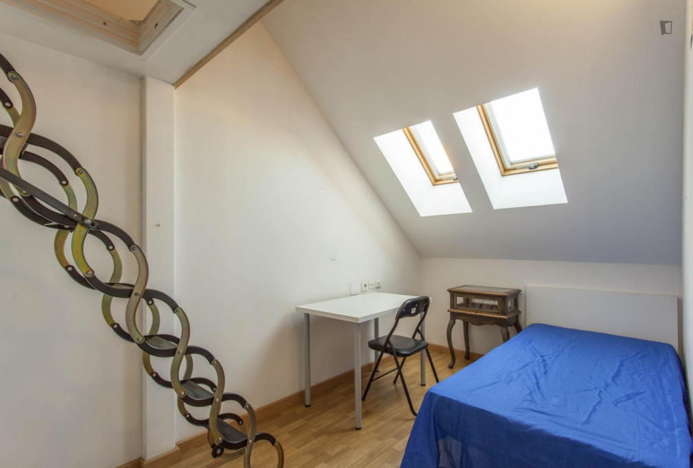 Really cool single bedroom with a sitting area, in Mestalla - Valence - chambre - ImmoJeune