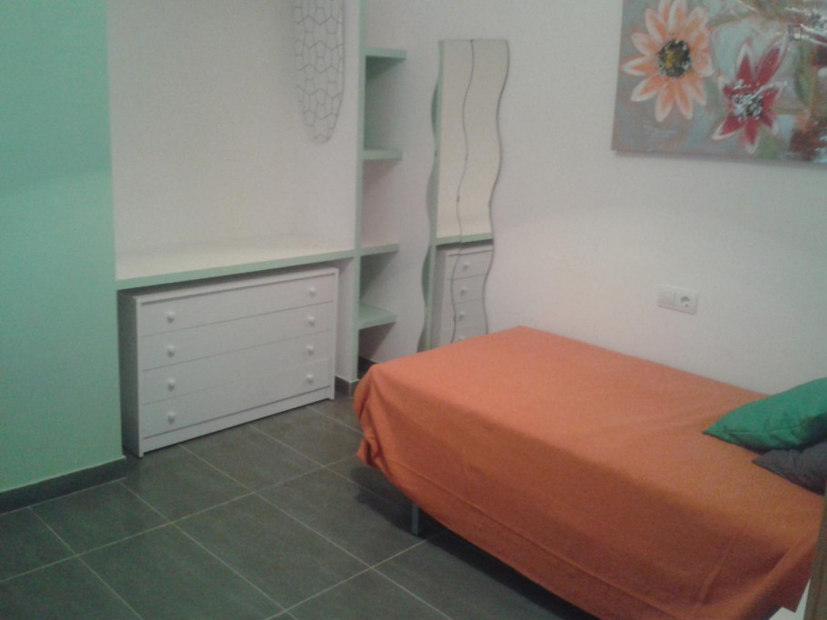 Friendly single bedroom close to Universidad de Cádiz - Cadiz - chambre - ImmoJeune