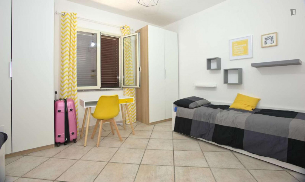 Letto in una camera doppia con letti matrimoniali vicino alla metropolitana Torre Gaia - Rome - chambre - ImmoJeune