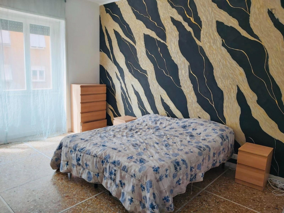 Huge single bedroom with private fridge near Bologna metro station - Rome - chambre - ImmoJeune