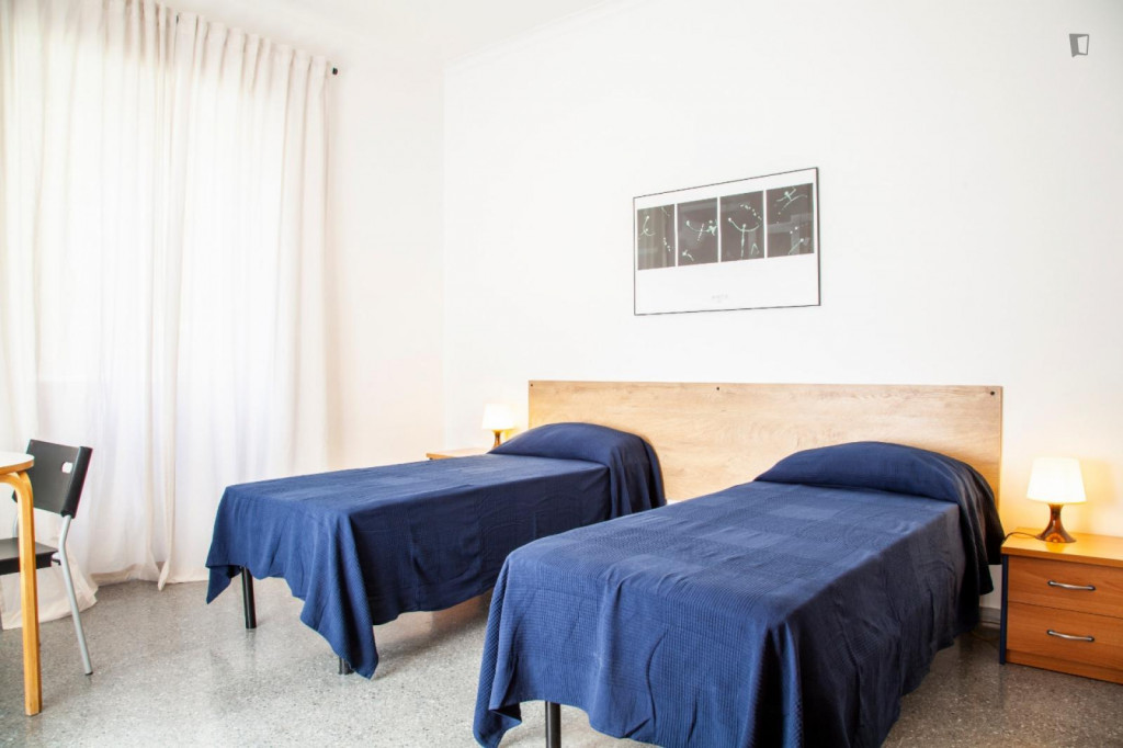 Twin bedroom in a 3-bedroom apartment near Numidio Quadrato metro station - Rome - chambre - ImmoJeune