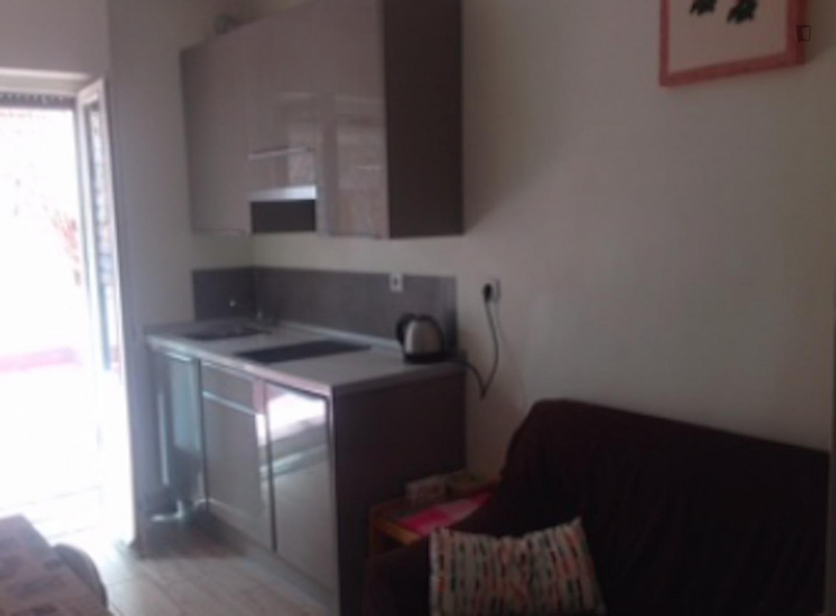 Single bedroom in a 3-bedroom apartment near University