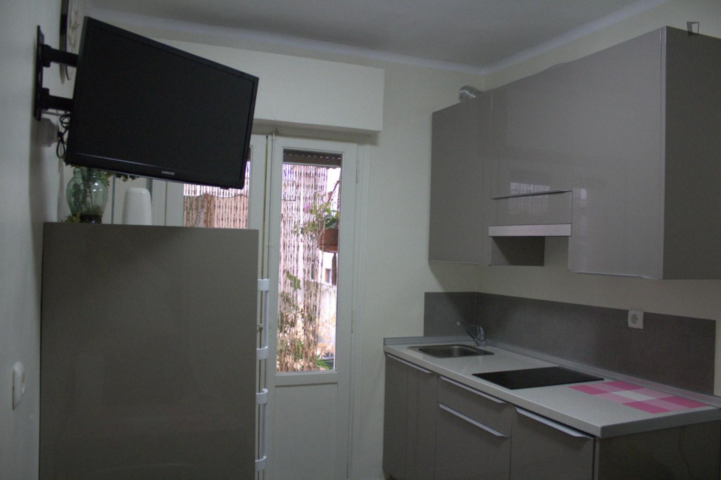 Single bedroom in a 3-bedroom apartment near University
