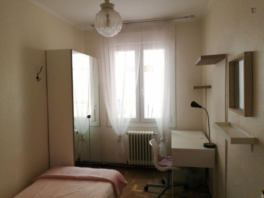 Single bedroom in a 3-bedroom apartment near University