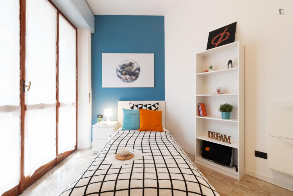 Lovely single bedroom in a 4-bedroom apartment in Santa Lucia - Bergamo - chambre - ImmoJeune