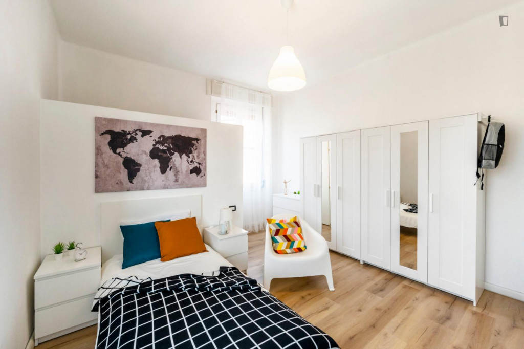 Lovely single bedroom in a 3-bedroom apartment near Bergamo train station - Bergamo - chambre - ImmoJeune
