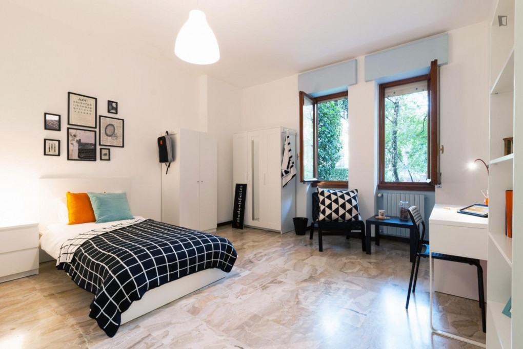 Cool single bedroom in a 4-bedroom apartment in Santa Lucia - Bergamo - chambre - ImmoJeune