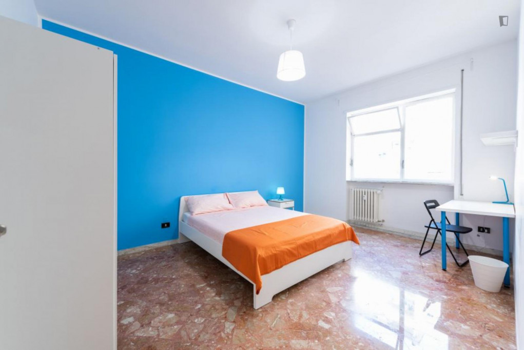Attractive double bedroom near the Bari Centrale transport station - Bari - chambre - ImmoJeune