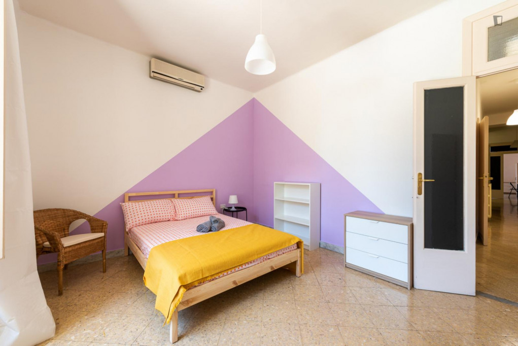 Large bedroom in a 4-bedroom apartment near Bari Sud Est train station - Bari - chambre - ImmoJeune