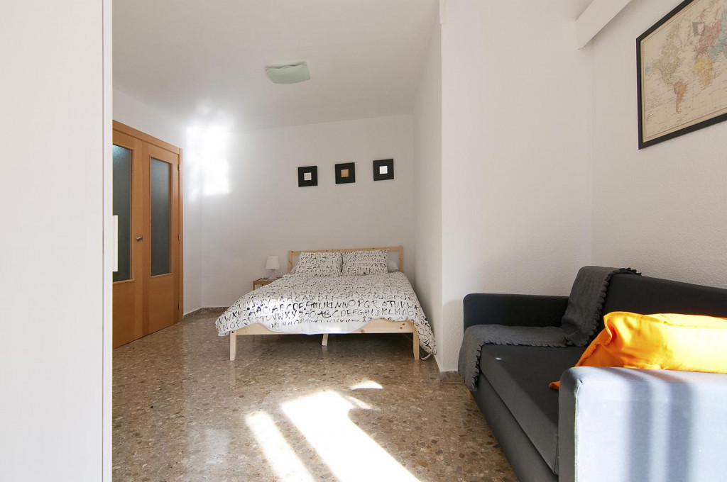 Large double bedroom with an enclosed balcony, in Extramurs - Valence - chambre - ImmoJeune