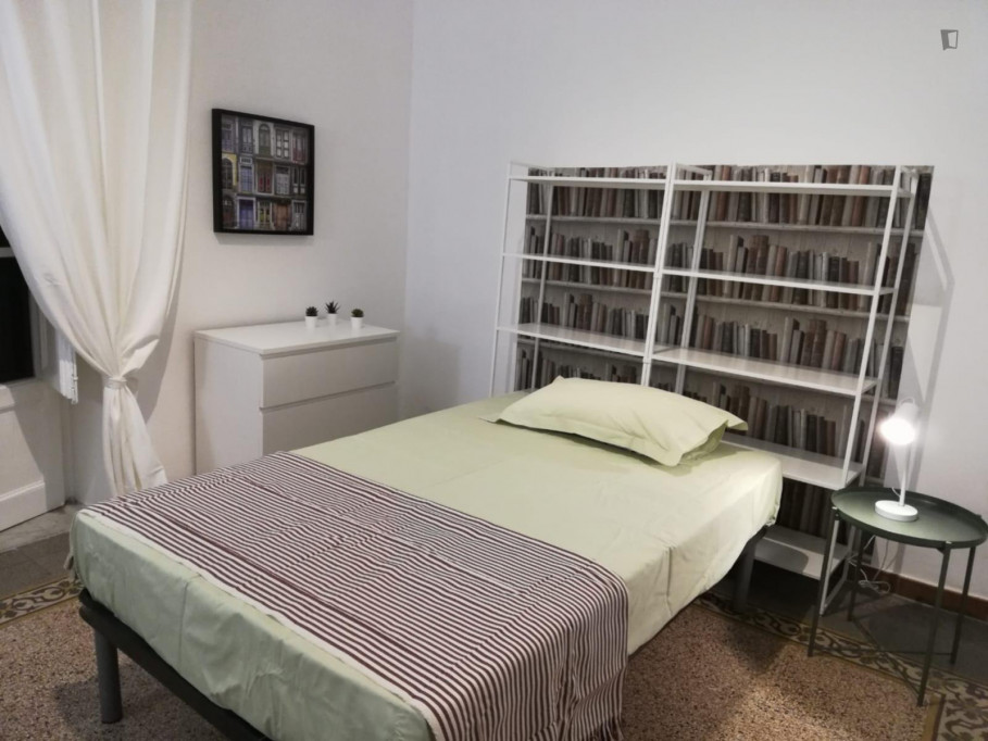 Double bedroom, with balcony, in 4-bedroom apartment - Palermo - chambre - ImmoJeune