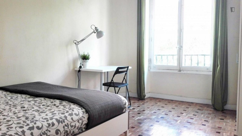 Inviting double bedroom in an 8-bedroom flat, in Arapiles - Madrid - chambre - ImmoJeune