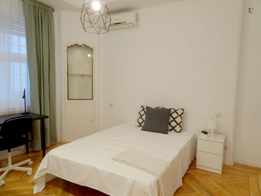 Lovelybedroom in a 5-bedroom apartment near Rubén Darío metro station - Madrid - chambre - ImmoJeune