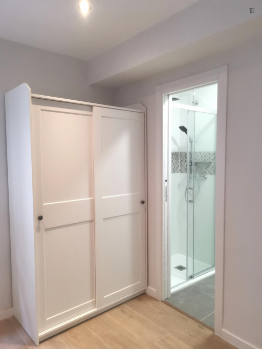 Single bedroom, with private bathroom, in 3-bedroom apartment - Madrid - chambre - ImmoJeune