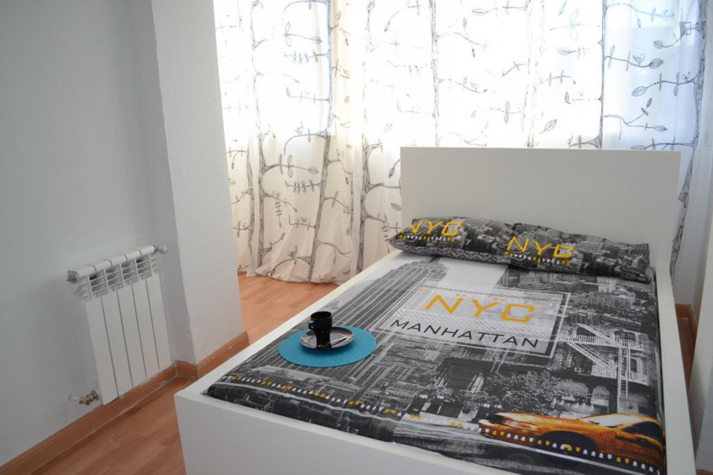Spacious double bedroom near Plaza Republica Dominicana - Madrid - chambre - ImmoJeune